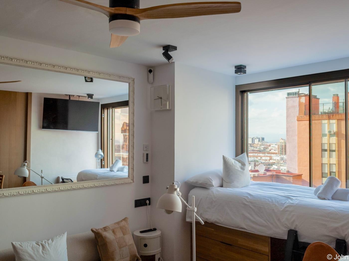 Modern Loft with Rooftop Pool & City Views - My Space Madrid Apartments